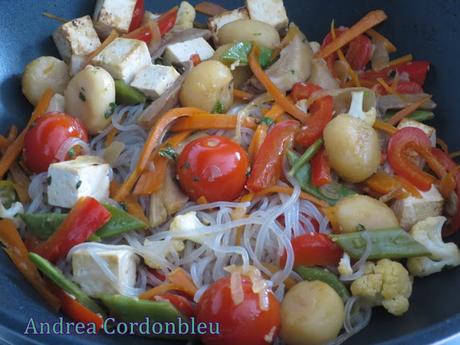 FIDEOS DE BATATA CON VERDURAS Y TOFU ESTILO VIETNAMITA. RECETA VEGANA SIN GLUTEN.