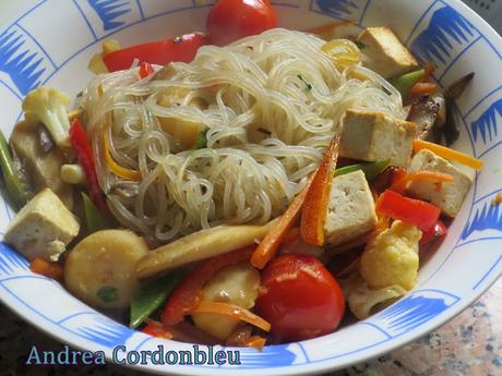 FIDEOS DE BATATA CON VERDURAS Y TOFU ESTILO VIETNAMITA. RECETA VEGANA SIN GLUTEN.