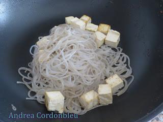 FIDEOS DE BATATA CON VERDURAS Y TOFU ESTILO VIETNAMITA. RECETA VEGANA SIN GLUTEN.