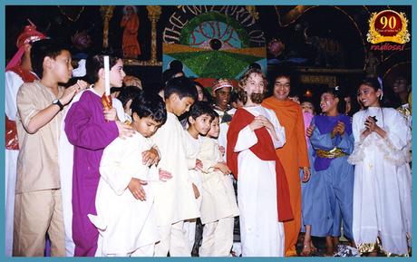 Swami en PC con los niños después de la obra de Navidad