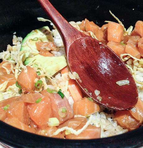 Chirasi sushi Arroz cubierto de salmón, aguacate, langostino y huevo rallado Koryo baco y boca