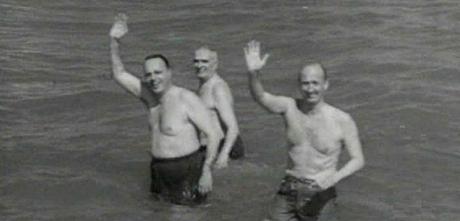 Fraga y Biddle saludan a los fotógrafos mientras se bañan en aguas del sudeste español  / Foto: Youtube
