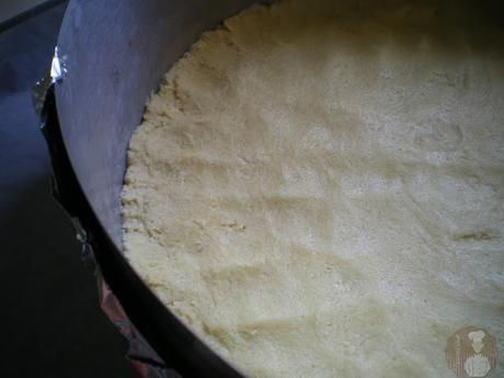 Pastel de manzana al estilo de Suabia. Extendiendo la base Pastel de manzana al estilo de Suabia. Extendiendo la base