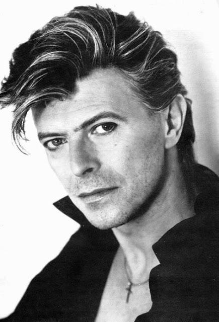 BOWIE Y EL (INEXISTENTE) RELEVO GENERACIONAL Unos días después de sacar su disco final, de su cumpleaños y de su muerte, la reflexión sobre David Bowie ya puede ir un poco más allá del propio Bowi