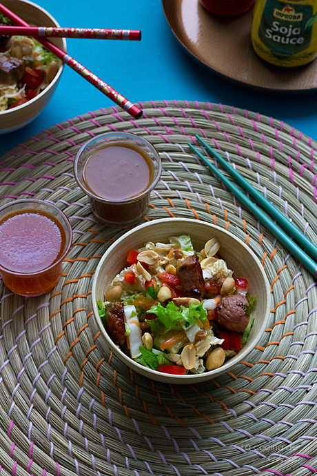 Ensalada thailandesa con ternera y salsa de cacahuete