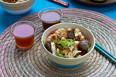 Ensalada thailandesa con ternera y salsa de cacahuete
