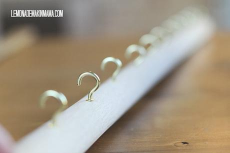 Hazte un colgador de collares y pendientes DIY como este handmade!