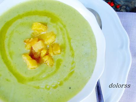 Crema de puerro, calabacín y manzana caramelizada