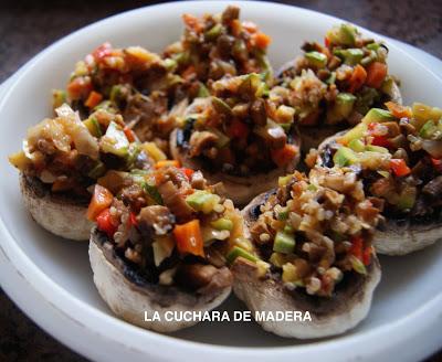 CHAMPIÑONES RELLENOS DE VERDURAS Y QUINOA