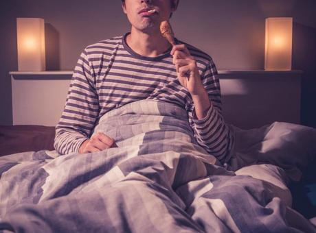 Lo que debes y no debes comer para dormir mejor, según estudio