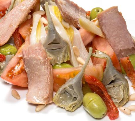 Hoy en #366Recetas Ensalada De Alcachofas Confitadas, Tomate De Temporada, Ventresca De Atún Y Pimientos Asados