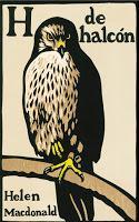 Sinopsis: Premio Samuel Johnson y Premio Costa al mejor libro del año A raíz de la inesperada muerte de su padre, Helen Macdonald decide comprar y adiestrar un azor, el ave de presa más peligrosa y letal. Así empieza un viaje de exploración a lo más profundo del dolor y de lo salvaje, que llevará a la autora al límite de la locura y cambiará su vida. Destinado a convertirse en un clásico, H de halcón es un libro sobre el recuerdo, la naturaleza y el ser humano. Una lección magistral acerca de cómo reconciliar la vida y la muerte. H de halcón se convirtió en un fenómeno de ventas en Reino Unido, donde ganó los prestigiosos premios Samuel Johnson y Costa y cosechó elogios unánimes de la crítica literaria anglosajona. “H de halcón” de Helen Macdonald