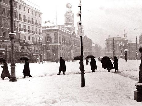 Fotos antiguas: Blanca procesión en la Puerta del Sol