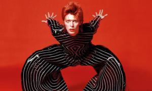 Ziggy Stardust con un traje creado por cierto diseñador ecuatoriano de renombre.