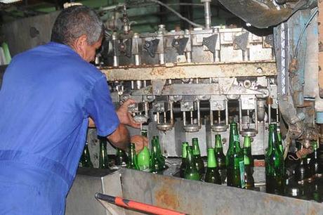 Presenta inestabilidad la producción de cerveza embotellada en Granma #Cuba