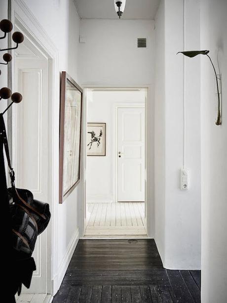 MEZCLA DE SUELOS BLANCOS Y NEGROS EN UNA VIVIENDA SUECA