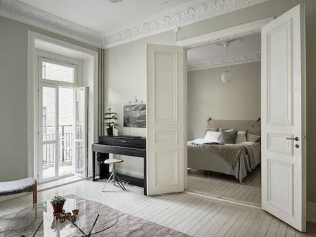 MEZCLA DE SUELOS BLANCOS Y NEGROS EN UNA VIVIENDA SUECA