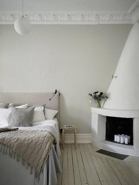 MEZCLA DE SUELOS BLANCOS Y NEGROS EN UNA VIVIENDA SUECA