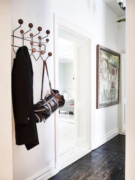 MEZCLA DE SUELOS BLANCOS Y NEGROS EN UNA VIVIENDA SUECA