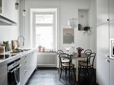 MEZCLA DE SUELOS BLANCOS Y NEGROS EN UNA VIVIENDA SUECA