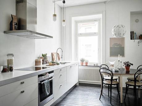 MEZCLA DE SUELOS BLANCOS Y NEGROS EN UNA VIVIENDA SUECA