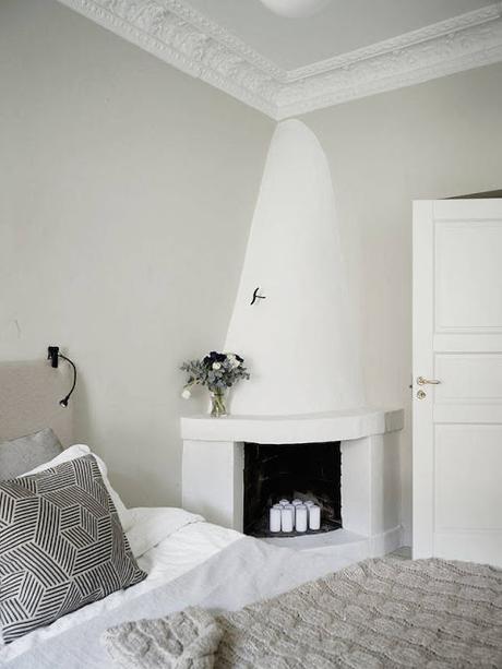 MEZCLA DE SUELOS BLANCOS Y NEGROS EN UNA VIVIENDA SUECA