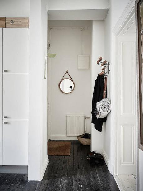 MEZCLA DE SUELOS BLANCOS Y NEGROS EN UNA VIVIENDA SUECA