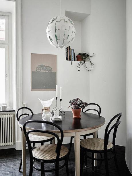 MEZCLA DE SUELOS BLANCOS Y NEGROS EN UNA VIVIENDA SUECA