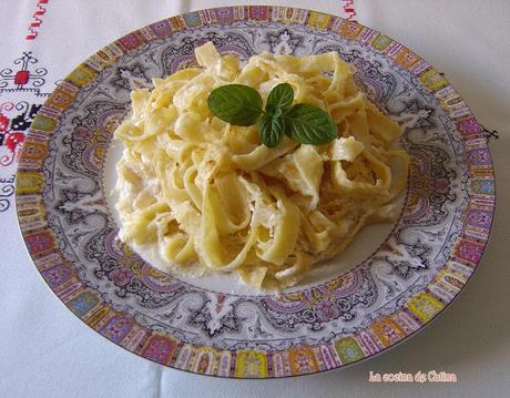 Cintas de pasta fresca con salsa de limón y palmesano