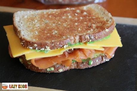 Sándwich saludable de aguacate, salmón y nueces. Recetas para la cena