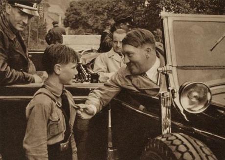 Hitler con un niño de las juventudes hitlerianas