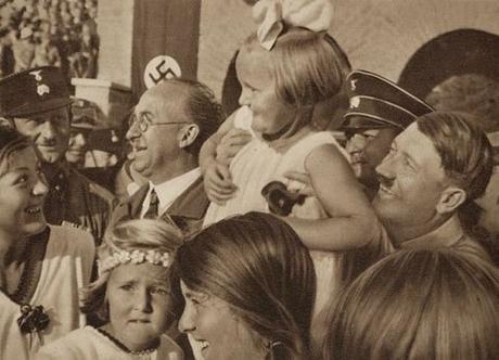 Hitler levanta en brazos a una niña