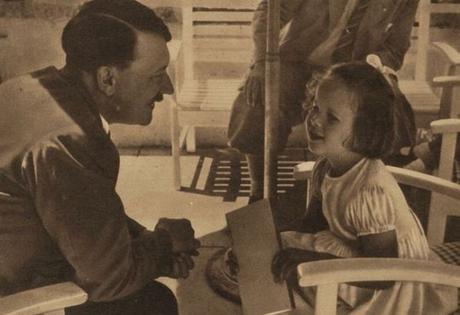 Hitler conversando con una niña