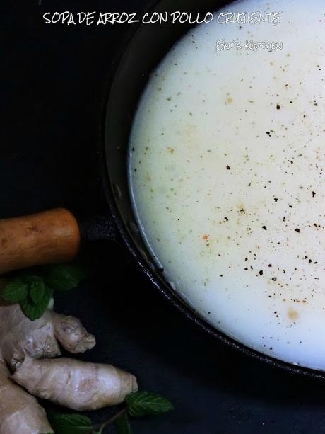 Sopa de arroz con pollo crujiente y huevo pochado  - aromas orientales Japón