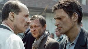 Manu Zapata_El cine (de estreno) fácil de leer_vivazapata.net_EL HIJO DE SAÚL_el protagonista con el médico