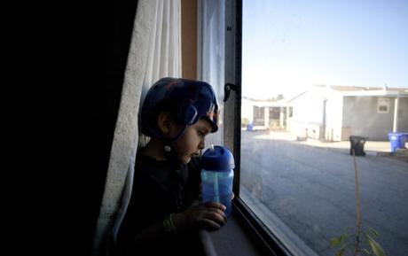 The New York Times | Andrew Ríos, de 4 años, quien utiliza un casco debido a que padece de epilepsia, en su casa en Rancho Domínguez, California