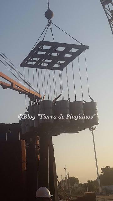 EL BUQUE POLAR RUSO VASILIY GOLOVNIN EN PLENO TRABAJO DE CARGA EN EL PUERTO DE LA CIUDAD DE LA PLATA