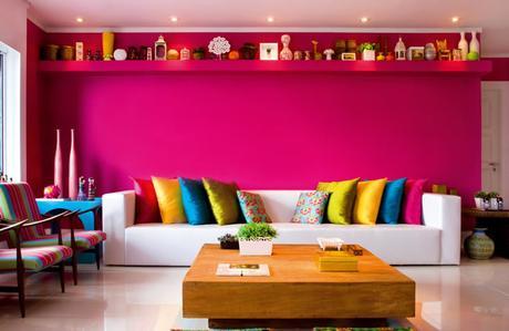 paredes-pintadas-salon-rosa-cojines-raso-multicolor