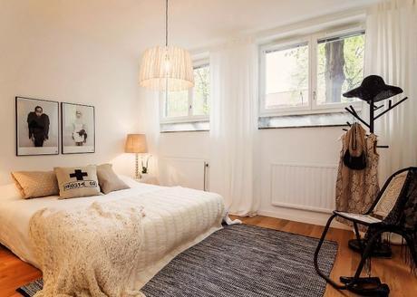 Un salón calido. La importancia de los textiles y la madera manta de lana decoracion