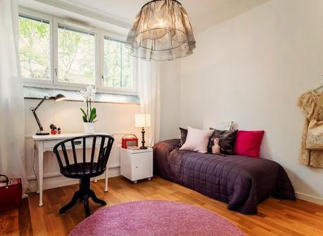 Un salón calido. La importancia de los textiles y la madera tul lamp