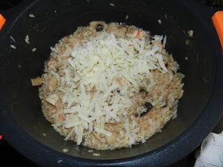 Risotto de champiñones y gambas o gambones con queso viejo.