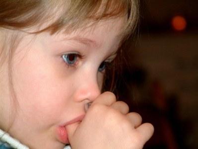 Mi hijo chupa su ropa sin cesar.