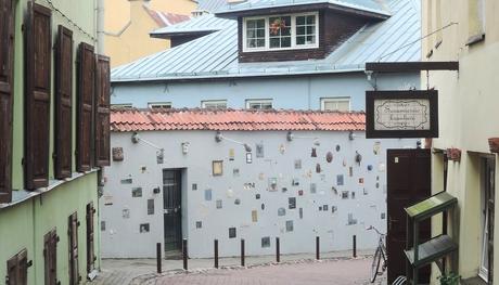La casa de las placas, un rincón en el casco antiguo de Vilnius