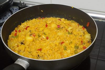 Paella de sepia y guisantes