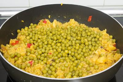 Paella de sepia y guisantes