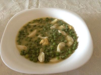 Guisantes con huevo cocido