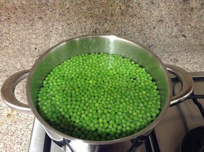 Guisantes con huevo cocido