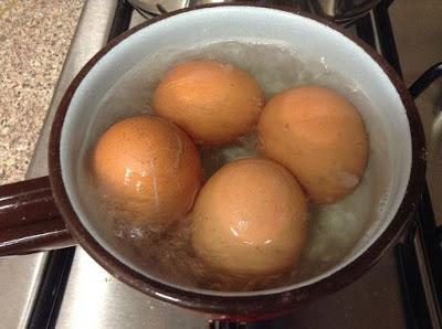 Guisantes con huevo cocido