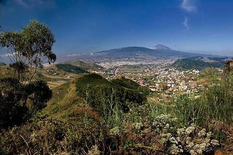 Panorámica de La Laguna, Ciudad Patrimonio de la Humanidad, desde Monte Las Mercedes con El Teide al fondo