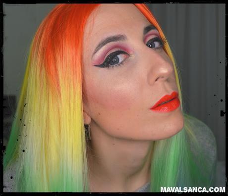 Maquillaje Festivo en Rojo con Delineado y Glitter / Holiday Makeup in Red with Dramatic Eyeliner and Glitter